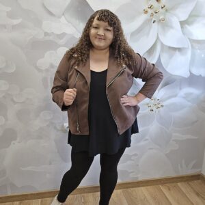 Ramoneska Zamszowa Plus Size – kurtka z kieszeniami w 3 kolorach - obrazek 3