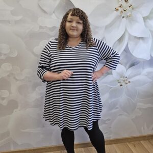 Tunika Pasy Szyta z Koła Plus Size – granatowa z dekoltem w serek - obrazek 4